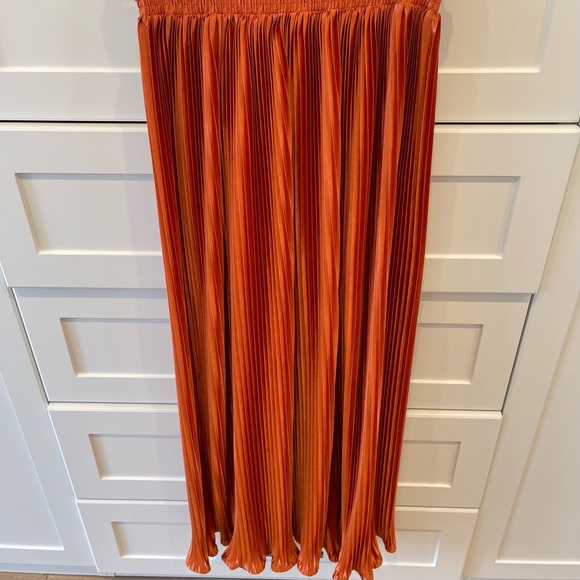Long pleated skirt - Picture 1 of 2